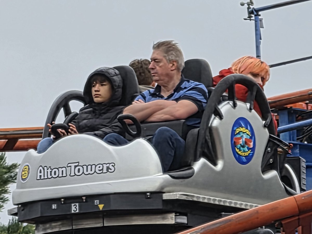 shanewiles's tweet photo. @altontowers  poor guy stuck on spinball. Guys help him out up there. He doesn't look very happy. https://t.co/oxfBVt1sps