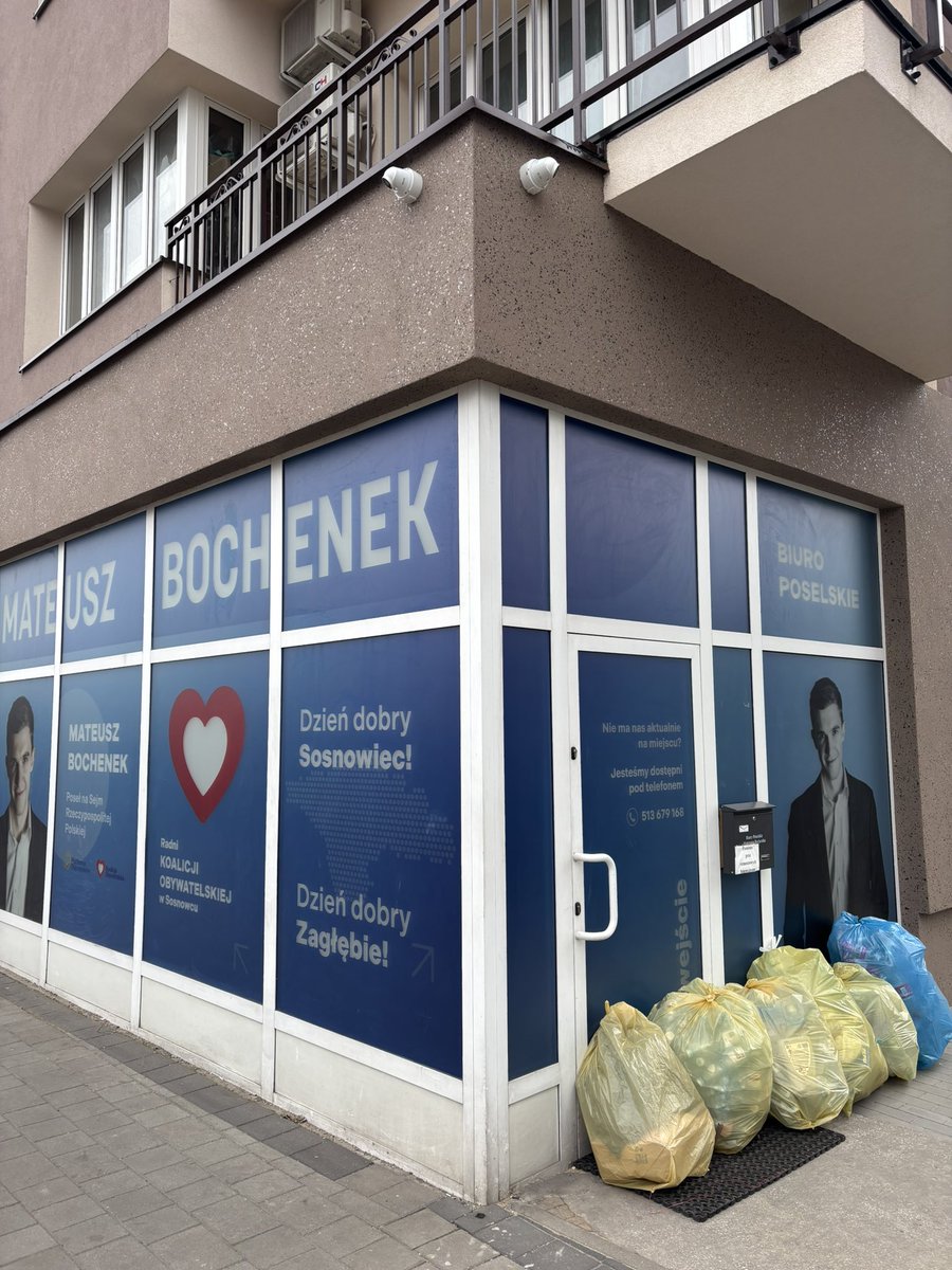Michal_Rejek's tweet photo. Sosnowiec #SystemKaucyjnyStop

System kaucyjny to absurd - więcej kosztów i problemów dla ludzi, zero realnych korzyści.

Worki z butelkami 🥤 pod biurami PO i PiS to symbol tego, co wspólnie zafundowali Polakom.

Stop przerzucaniu problemów na mieszkańców ❌

#Konfederacja https://t.co/TiNF2Bqlo7