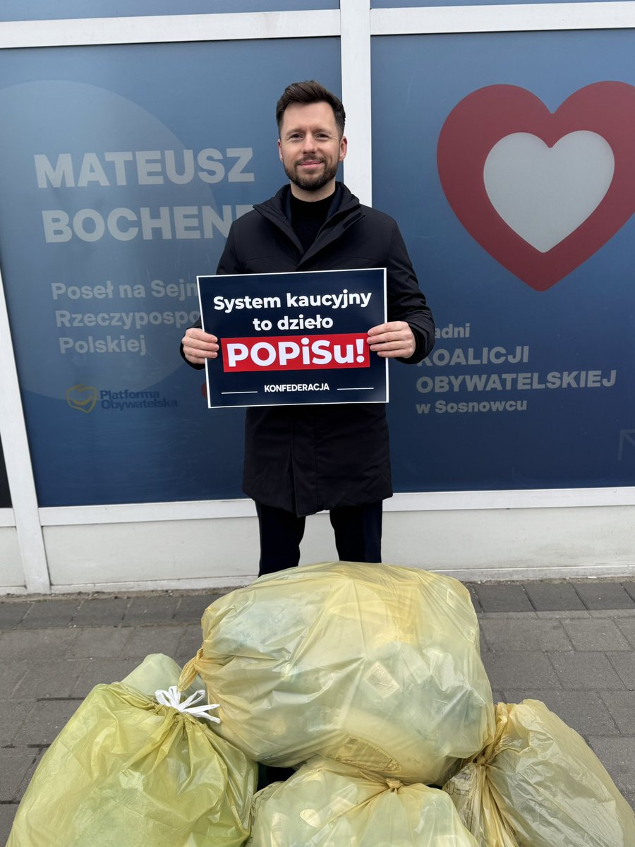 Michal_Rejek's tweet photo. Sosnowiec #SystemKaucyjnyStop

System kaucyjny to absurd - więcej kosztów i problemów dla ludzi, zero realnych korzyści.

Worki z butelkami 🥤 pod biurami PO i PiS to symbol tego, co wspólnie zafundowali Polakom.

Stop przerzucaniu problemów na mieszkańców ❌

#Konfederacja https://t.co/TiNF2Bqlo7