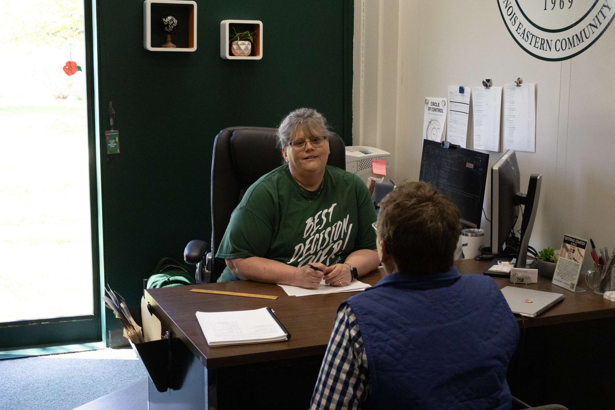 LTC_IL's tweet photo. Oblong Mayor Teresa Fielder stopped by Lincoln Trail College for her Mayor on the Move series and got the full LTC experience.

From Senior Start Day and campus tours to learning registration and even signing a mock letter of intent with our coaches, she covered it all. https://t.co/oBBuhzG6ax
