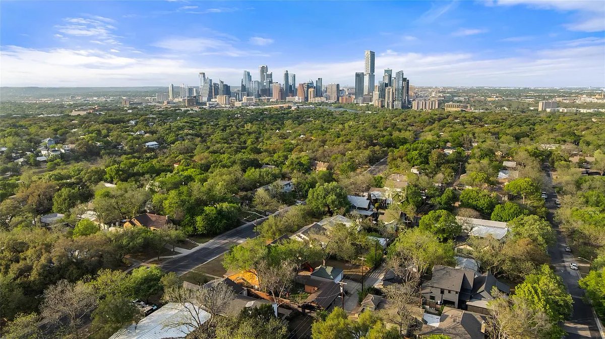 ImAdrianSalas's tweet photo. Austin real estate is quietly shifting again.

Inventory is building, sellers are getting more realistic on pricing, and buyers finally have leverage we haven’t seen in years.

If rates dip even slightly again, expect demand to snap back fast.

Right now? This is the window smart buyers have been waiting for.