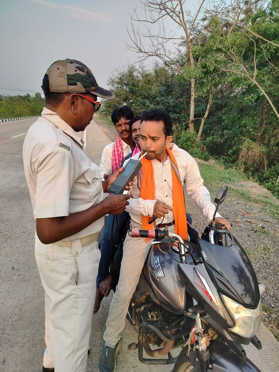 RTO_SAMBALPUR's tweet photo. RTO Sambalpur is in full action mode with zero tolerance for drunken driving.Strict enforcement is underway at multiple locations across the district,accompanied by the distribution of road safety leaflets to promote awareness and compliance
#ComeHomeSafe @STAOdisha @SpSambalpur https://t.co/8tKGAM1ASR
