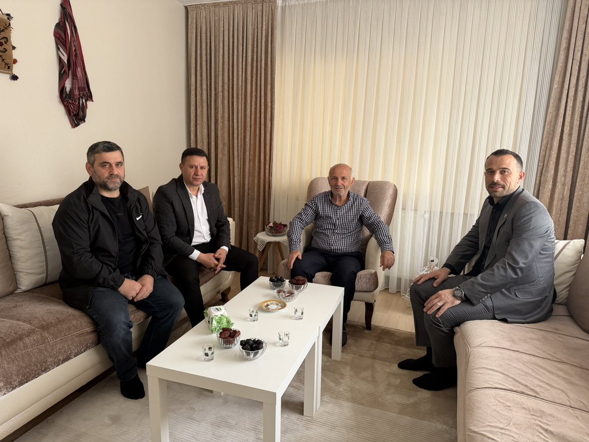 akpartiserdivan's tweet photo. Serdivan Belediyesi önceki dönem Meclis Üyesi ve Belediye Başkan Vekilliği görevlerinde bulunan Sayın Mahmut Erdoğmuş’u, gerçekleştirdiği umre ziyareti sonrası İlçe Başkanımız Sayın Yusuf Haldızoğlu ve yönetim kurulu üyelerimizle birlikte hanesinde ziyaret ettik. https://t.co/LHe5G9utzx