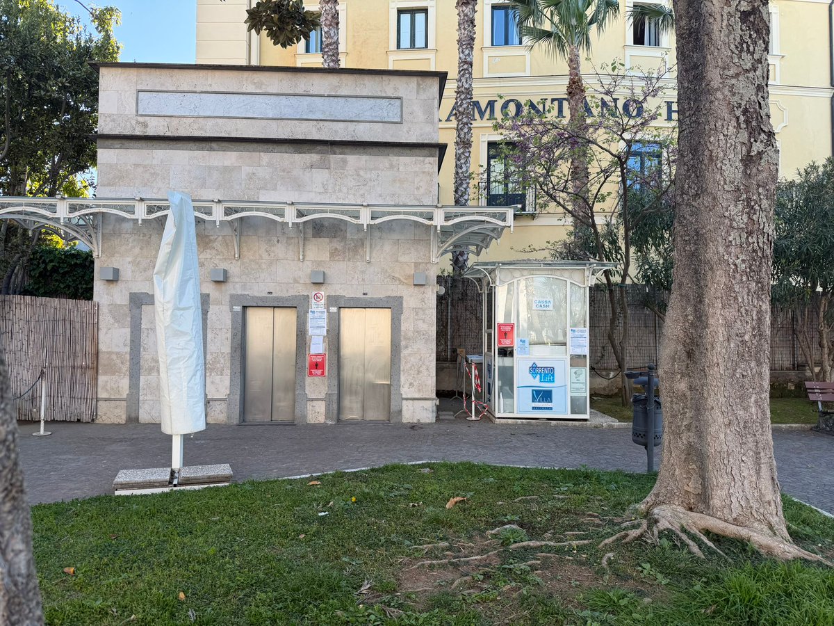 Si informa che, a partire da sabato 11 aprile, l'ascensore della villa comunale, che collega il centro cittadino con l'area degli arenili e del porto di Marina Piccola, tornerà operativo.
L'impianto, per l'intero mese di aprile, osserverà i seguenti orari: dalle ore 8 alle 22.