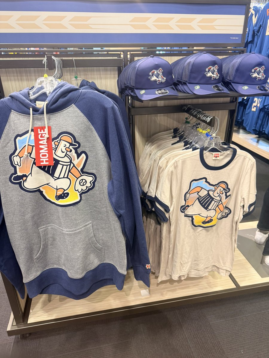 OnAirJosh's tweet image. Seeing the #Brewers new City (State) Connect gear in person it’s not Mets colors. They’re going for that perfect summer sunset vibe.

Still don’t love the jersey. The bobber logo is SICK like the grill from last edition. As always #BuyAllTheGear