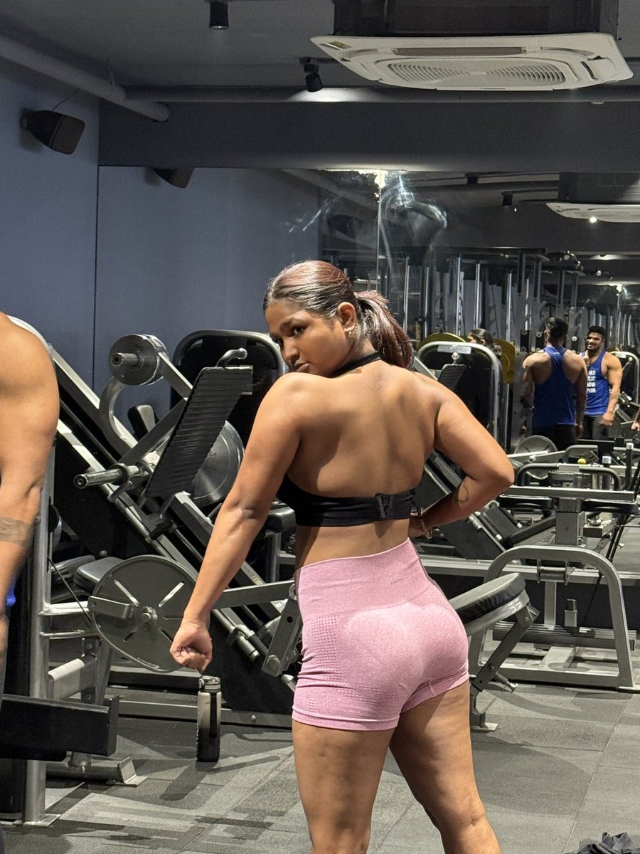 AnushaBackup's tweet photo. I bet it physically hurts to see me living your dream life without ever breaking a sweat. While you’re stressing over meetings and deadlines, I’m deciding which luxury I’m going to drain your bank account at next. I make four times your salary by having a fat ass. lol. https://t.co/6iYUWIXpxP