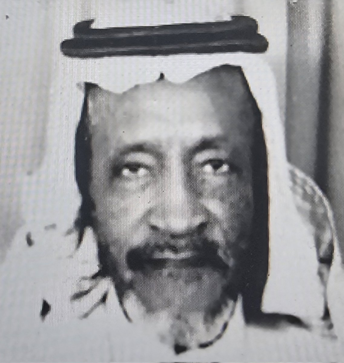 saud_abdulghani's tweet photo. العم محمـد بن سعـدون بن إدريـس المولد رحمه الله، ولد في رابـغ عـام 1342هـ، انتـقـل بعـد وفـاة والده رحمهما الله إلى المدينة المنورة وسـكـن حارة الأغوات، حفظ القرآن الكريم عام 1352هـ, التحق بمدرسة العلوم الشرعية وحـصل منها على الشهادة الابتدائيـة، كان ماهراً في أعمال الكهرباء، ومعظم أفـراح أهـل المدينة المنورة كان هو مـن يُنيـر لهـم الحارات بعقود الإضاءة التي يصنـعها بنفسه، عمل أيـضاً في الحـرم النـبـوي الشريـف، ثـم كهربائـيـاً بالمدرسة الصنـاعـيـة، وأتذكر أنه كان أول مهندس لمكائـن الماء في إدارة العين الزرقاء (مصلحة المياه) حيث عمل بها لفترة طويلة، كان حريصاً على المياه ويحُث على عدم رش كثيراً من المـاء أمام البيوت، له من الأبناء الأستاذ كامل، والأستاذة فاطمة، ومن الأحفاد مقرن، ومشـاري ونايـف، وثـلاث حفيـدات، كـان مـن جيـرانـه العم حامـد توفيـق، والأستاذ صالـح إخمـيـمي، توفي العم محمـد بن سعـدون بن إدريـس المولد بالمدينة المنورة يوم 18 جمادى الأولى من عام 1427هـ عن عمـر يُنـاهز الـ 85 عاماً ودفن في بقيع الغرقد، رحمه الله وأسكنه فسيح جناته (الصدر ابنته أ.فاطمة محمد المولد، و أ.عبدالفتاح عبدالعزيز كابلي).