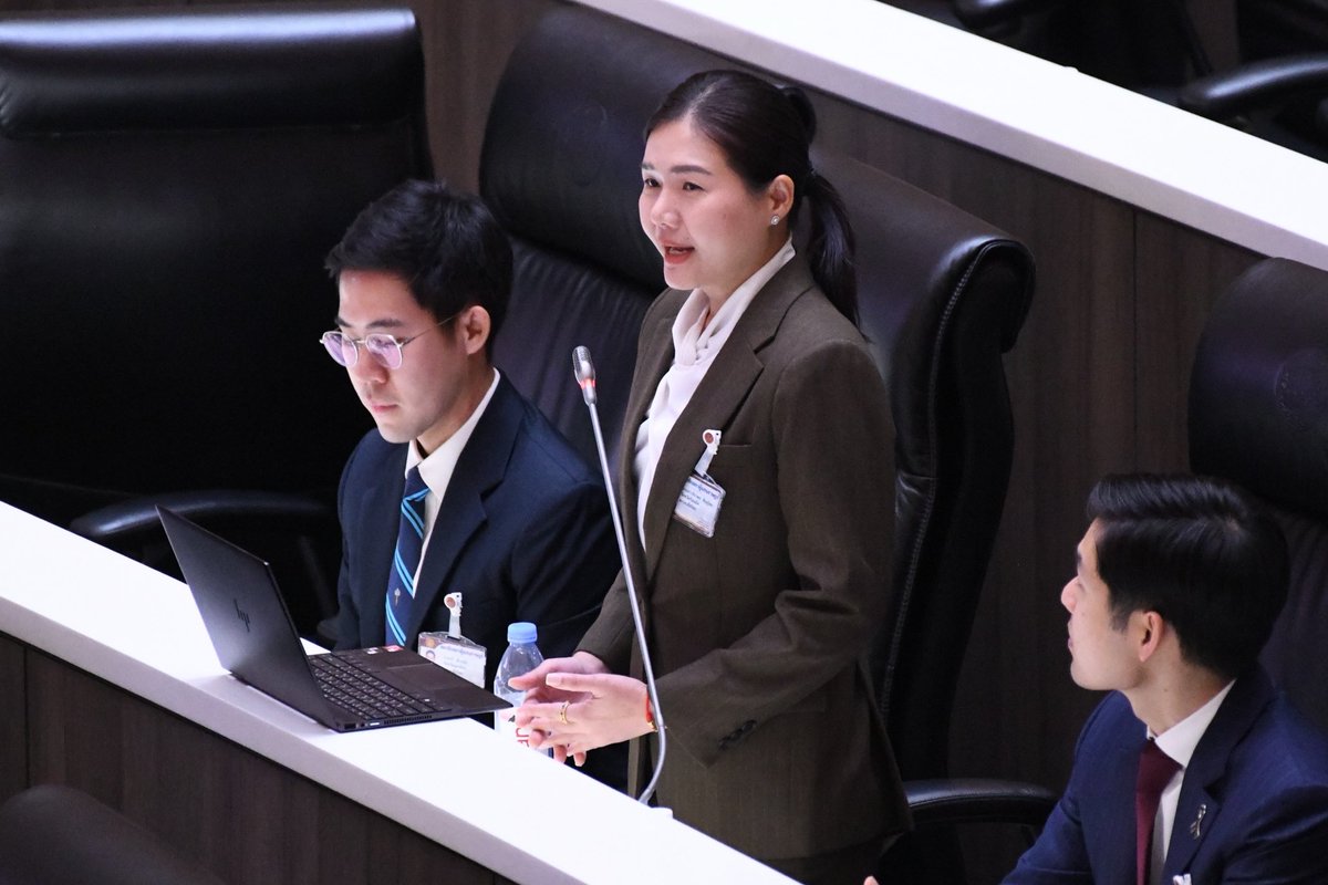 [ปรับสูตรเงินอุดหนุนรายหัวลดเหลื่อมล้ำ สร้างคนตรงงาน พลิกโฉมการศึกษาไทย สร้างโอกาสใหม่ที่เท่าเทียม] 

📍ความเหลื่อมล้ำทางการศึกษา : 
ระบบการศึกษาไทยกำลังแยกเด็กออกเป็น 2 กลุ่ม คือ กลุ่มของเด็กในเมืองที่เข้าถึงโรงเรียนที่ดี มีครูพร้อม มีเทคโนโลยี มีการเข้าถึงบริการด้านสุขภาพจิต