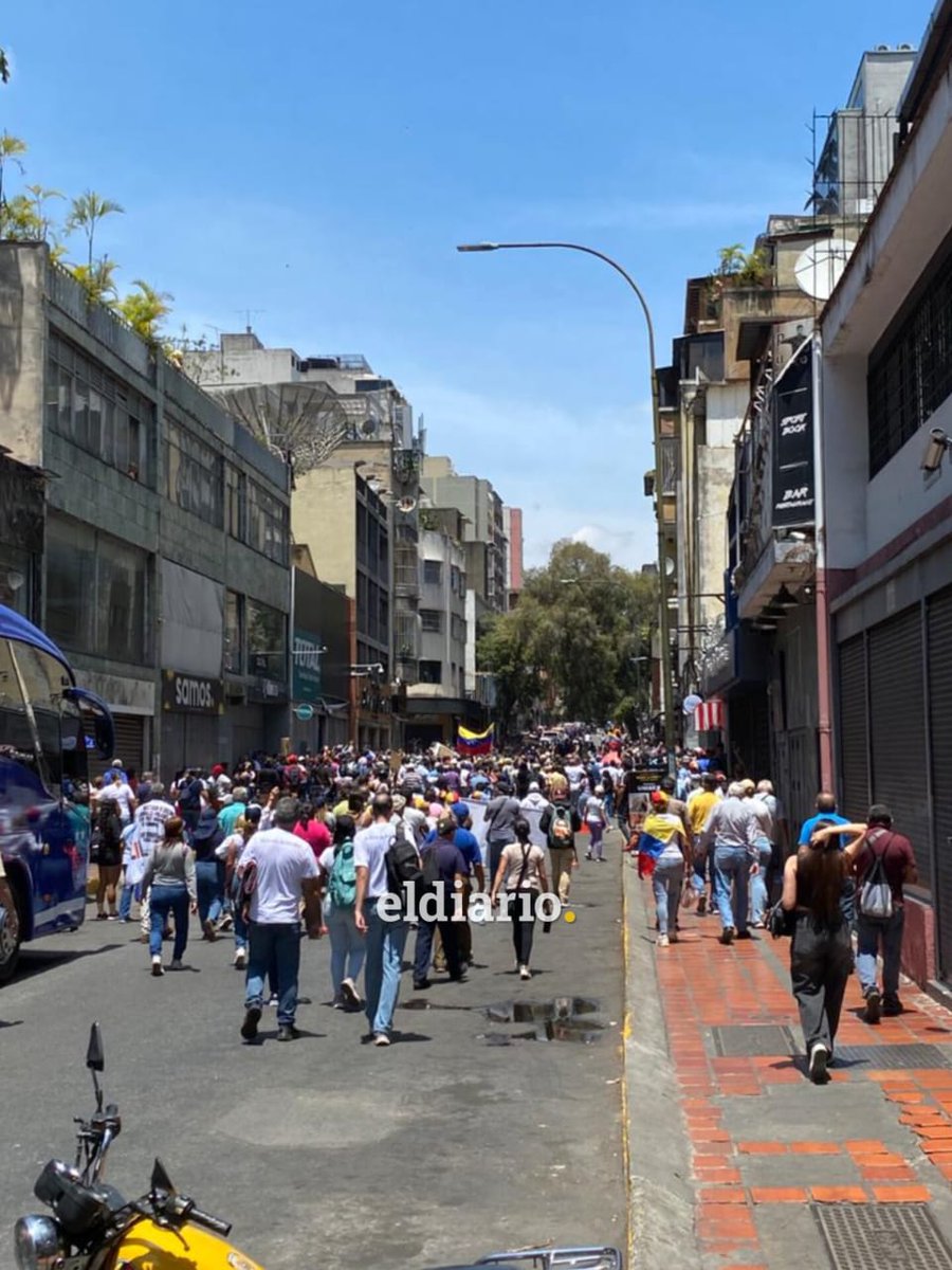 ReporteYa's tweet image. #9Abr 12:00pm #Caracas #Marcha #SalariosDignos
La marcha ciudadana avanza a través de La Candelaria, a la altura del Hotel Alex, y continúa su camino hacia el Palacio de Miraflores (Caracas). - @eldiario