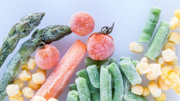 AboutKidsHealth's tweet image. Sometimes we run out of fresh #fruits and #veggies. Stock your freezer with frozen fruits and vegetables so you can maintain healthy &amp;amp; nutritious food options. 
This is why the frozen option is just as good as fresh: ow.ly/MOCG30qp4DO 
#Nutrition #ChildHealth