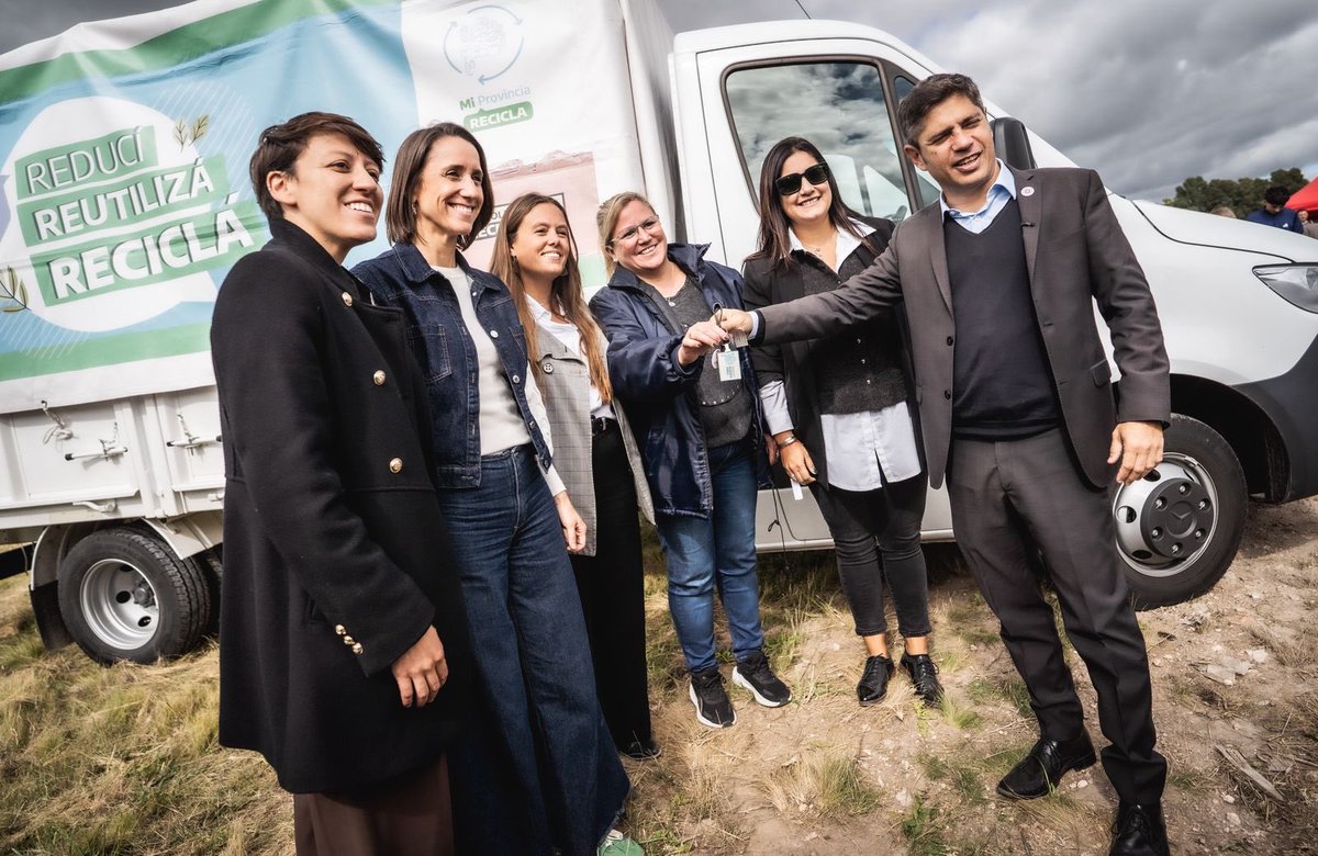 ambientepba's tweet photo. Estuvimos en Gonzales Chaves, junto al gobernador Axel Kicillof y la intendenta Lucía Gómez, entregando un camión para la recolección diferenciada, 200 bolsones Big Bag y equipamiento e indumentaria para trabajadoras y trabajadores de la planta de reciclado local. https://t.co/BQJU6sfZEh