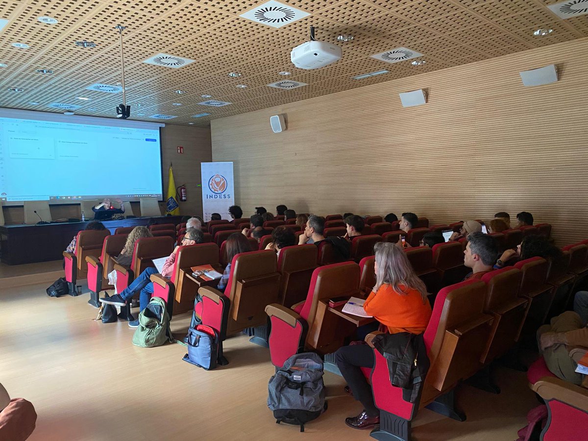DocComunicacion's tweet photo. Seguimos con la programación de hoy: Mesa redonda sobre 'Nuevos objetos y metodologías de la investigación en comunicación' y los talleres simultáneos sobre enfoques metodológicos de la tesis doctoral cualitativos y cuantitativos #EscuelaJerez2026 https://t.co/IttVjrxrQz