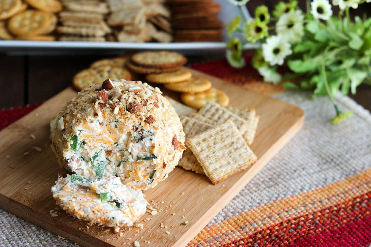 kyleecooks's tweet image. Make this easy Jalapeno Popper Cheese Ball for your next party or gathering, and watch it disappear fast! This is a great make ahead appetizer! #appetizer #cheese #recipe kyleecooks.com/jalapeno-poppe…