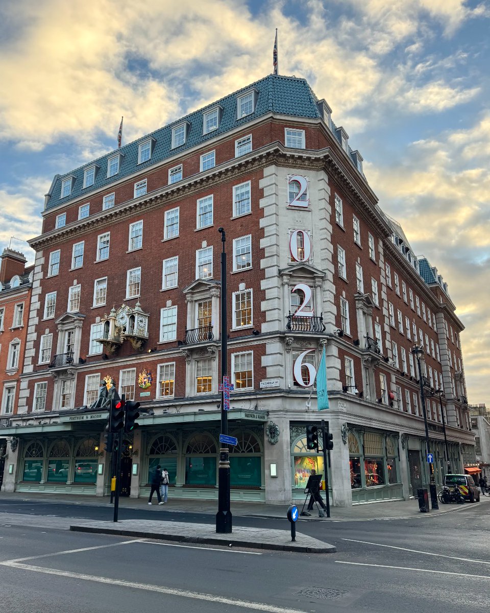 📍🇬🇧 Stop 29: Piccadilly on the London Landmarks Tour

Tea, anyone? 🫖 Famous for its tea and stocks, Fortnum &amp; Mason is a must-see store near Piccadilly Circus.