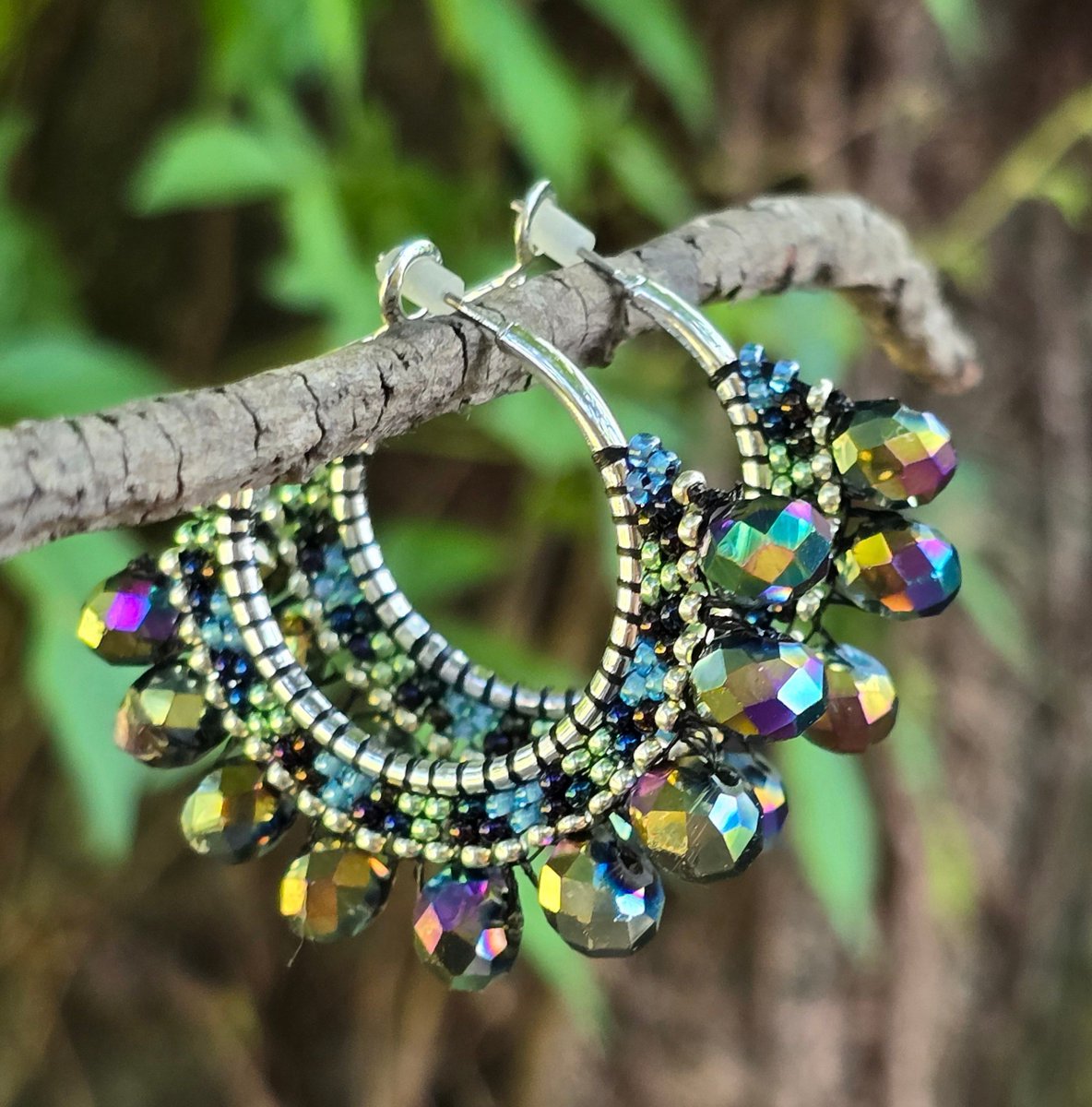 beauxbeautyblog's tweet image. Northern Lights... beaded hoop earrings available in my Et$y shop @ tidd.ly/6414bf00 w/ FREE US shipping! Qagaasakuq- thank you for looking! 🌌 #AlaskaNative #FirstNations #NativeMade #BeadedEarrings