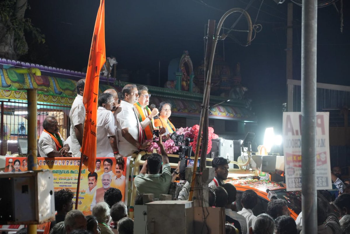 VanathiBJP's tweet photo. இன்று கோவை வடக்கு சட்டமன்ற தொகுதி சாய்பாபா காலனி பகுதியில் என்னை ஆதரித்து தாமரை சின்னத்துக்கு வாக்கு சேகரித்து பிரச்சாரம் செய்த மாண்புமிகு மத்திய அமைச்சர் திரு. @PiyushGoyal  அவர்களுக்கு மனமார்ந்த நன்றி!  

அவரது உற்சாகமான உரை எனது வெற்றிக்கு பெரும் வலு சேர்த்தது.

திமுகவின் ஊழல் ஆட்சியில் தமிழகம் பின்னோக்கிப் போகும் நிலையில், பிரதமர் நரேந்திர மோடி அவர்கள் தமிழகத்துக்கு தொடர்ந்து பெரும் திட்டங்களை வழங்கி வருகிறார். சாலைகள், ரயில்வே, எரிசக்தி, விவசாயம் உள்ளிட்ட துறைகளில் ஆயிரக்கணக்கான கோடி ரூபாய் மதிப்பிலான திட்டங்கள் செயல்படுத்தப்பட்டு வருகின்றன.

#Vote4Vanathi | #Vanathi4North | #KovaiNorth | #Vanathi4KovaiNorth | #ValarchiWithVanathi | #NDA4TN | #கோவையின்மகள்
