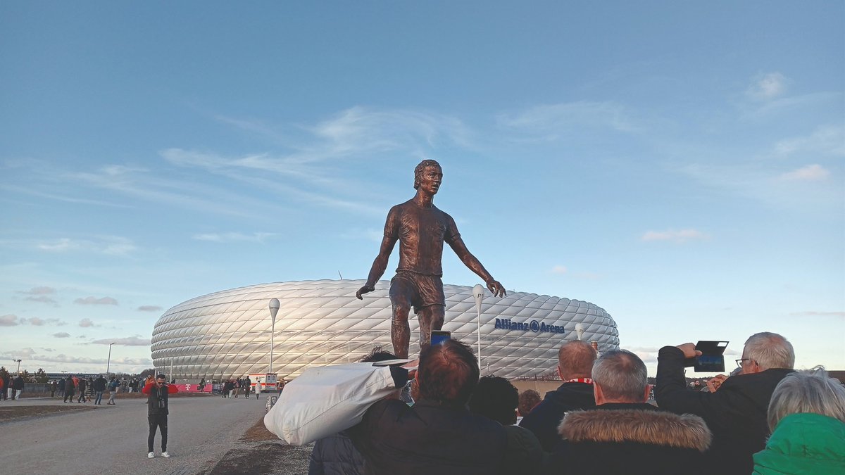 FootyWeekends's tweet photo. It's one to visit: the iconic Allianz Arena in Munich. Check out James Agnew's report on a weekend in Germany, the highlight being a Bayern Munich game, in Football Weekends magazine!
Buy now in newsagents or via https://t.co/0jeVV40WCz https://t.co/Z4c5WOOIRK