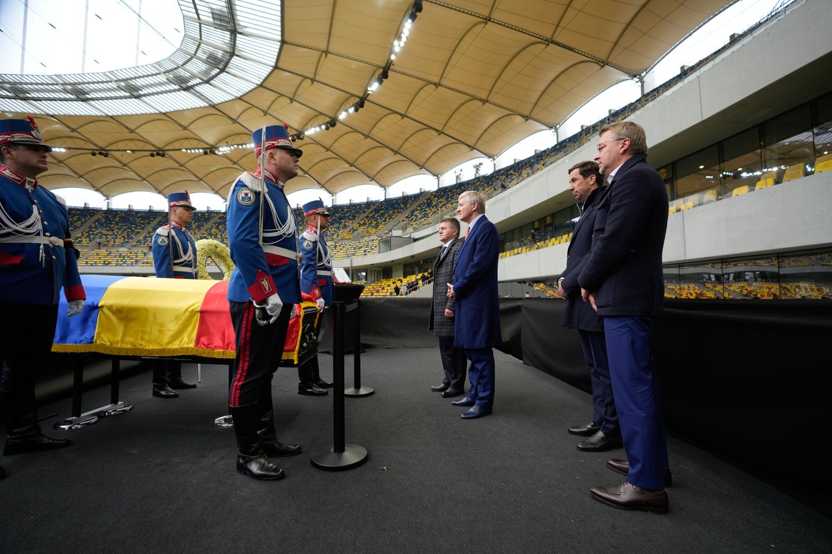 FCShakhtar's tweet photo. Рінат Ахметов, Сергій Палкін, Дарійо Срна та Карло Ніколіні вшанували памʼять легендарного тренера Мірчі Луческу в Бухаресті 🙏 https://t.co/CPxyJtiQgd