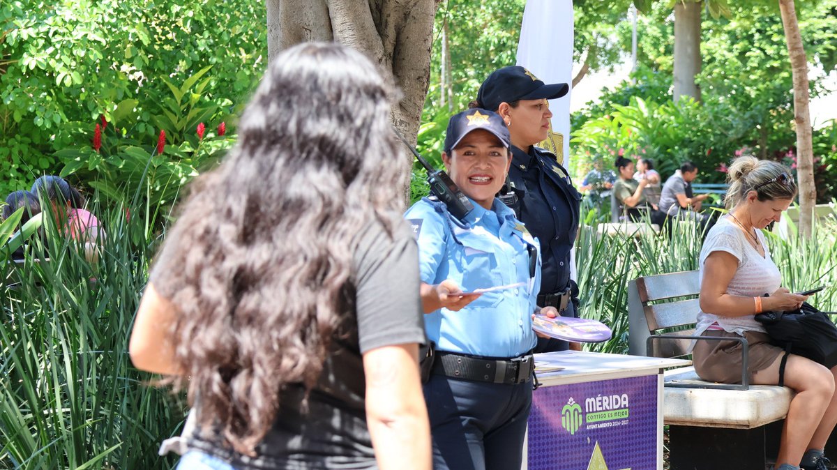 PoliciaMeridaMx's tweet photo. Con nuestra presencia en bases, recorridos preventivos y módulos itinerantes, la Policía Municipal de Mérida refuerza la seguridad en el Centro Histórico.
Si necesitas orientación o apoyo, acércate al policía más cercano. 
#MéridaContigoEsMejor https://t.co/rsOmgaXnSs