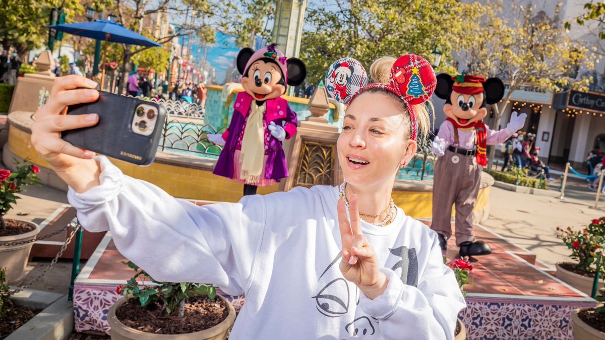KaleyCuoco5x's tweet photo. Disney world tour 🤭❤️‍🔥❤️‍🔥
#kaleycuoco https://t.co/mrgyvP2xXG
