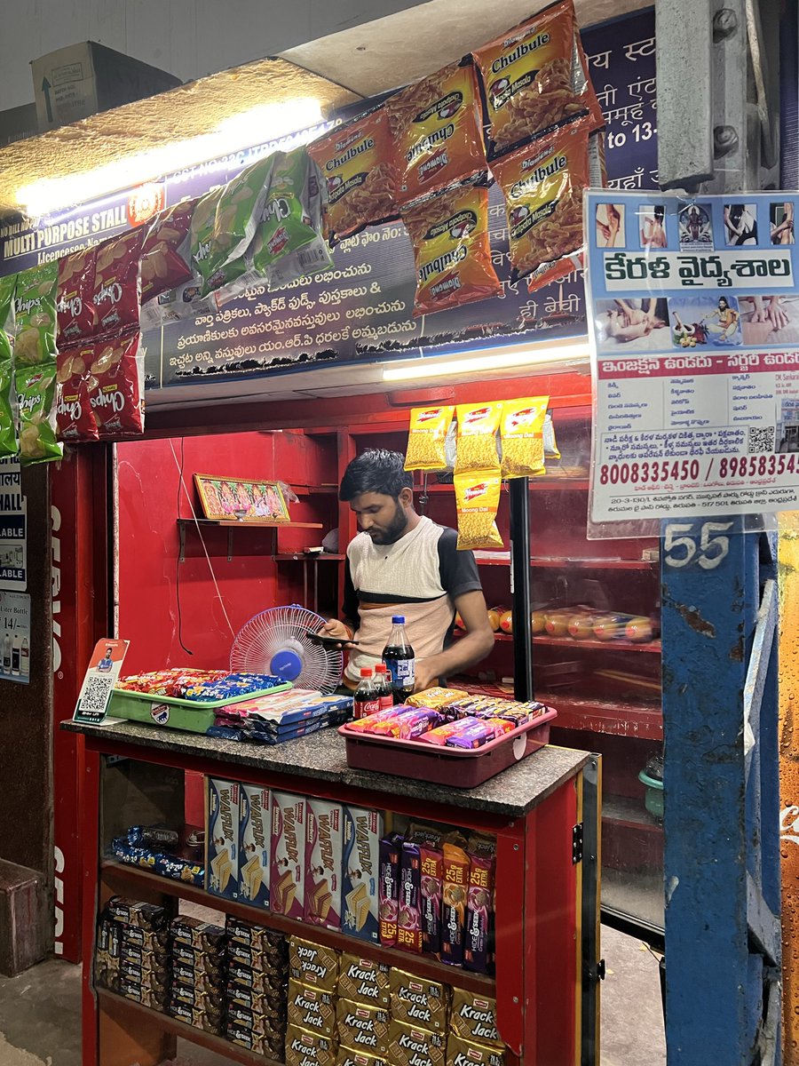 ashishstjain's tweet photo. Bought Bisleri water at Renigunta Railway Station (Platform 5) for ₹20, when MRP is clearly ₹14! Vendor refused to correct despite pointing it out. Overcharging passengers on platforms? @RailMinIndia @IRCTCofficial- #RailwayOvercharging @AshwiniVaishnaw https://t.co/nbHaDS5ZPU