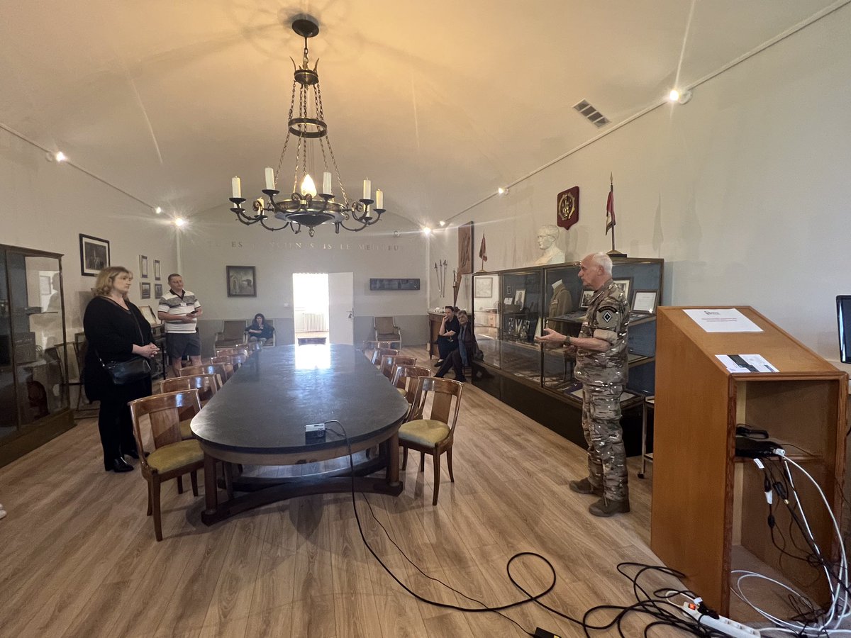 Avec l’Ansoraae78, nous avons passé une très belle journée au Fort du Mont Valérien à Suresnes pour la visite de deux musées peu connus, à savoir le Musée de la Colombophilie et le Musée de la Transmission.
cheminsdememoire.gouv.fr/fr/revue/le-mu…
terre.defense.gouv.fr/musee-transmis…