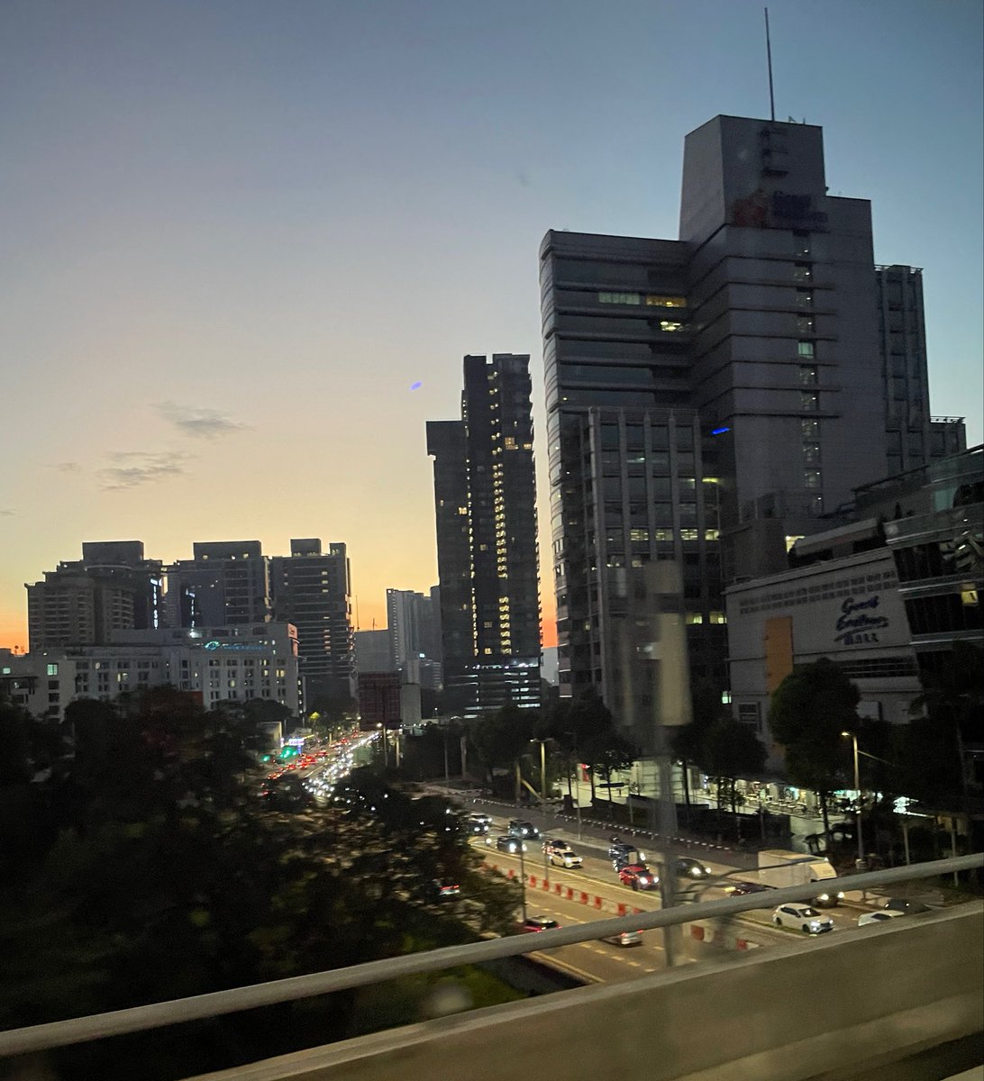 yusrishafie's tweet photo. Yang mana satu senja, yang mana satu fajar ? https://t.co/5zFLWzefKp