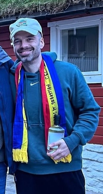 He’s wearing a romanian flag 😭😭😭