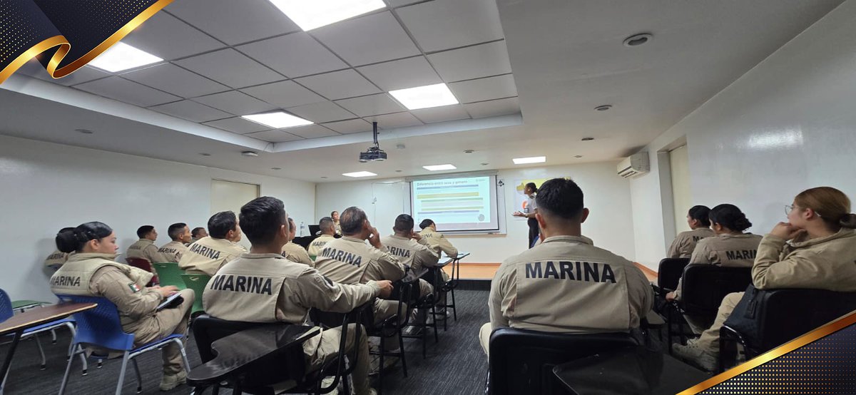 SEMAR_mx's tweet photo. Porque servir con calidad comienza con la preparación.
En el marco del #MundialDeFútbol 2026, 34 elementos de la Unidad de Protección Aeroportuaria #UNAPAP se fortalecieron a través de una capacitación enfocada en brindar un servicio público más incluyente, respetuoso y libre de violencias.
Personal de nuestra Unidad de Igualdad de Género, Derechos Humanos e Inclusión, impartió el tema "Atención Pública libre de Violencias con Igualdad Sustantiva, Perspectiva Interseccional e Intercultural durante el Mundial Social 2026", reconociendo la diversidad de quienes serán parte de este evento internacional.
La participación de CONAPRED abordó el tema "Atención Pública con Perspectiva Antirracial: Prevención de la Discriminación Racial y el Perfilamiento Racial", aportando herramientas clave para una atención basada en la igualdad sustantiva.
Cada detalle importa, y una atención digna hace la diferencia.