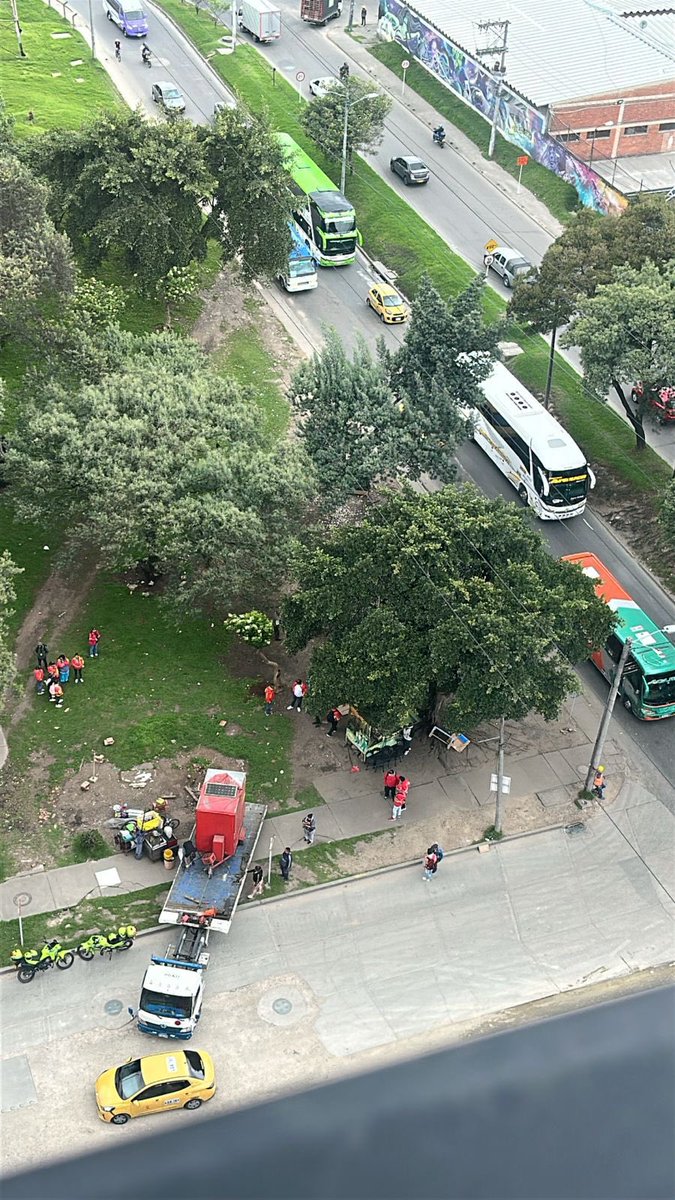 EdilAlejandroZ's tweet photo. El espacio público, que por años estuvo secuestrado por una operación ilegal #Fontibón , comienza a recuperarse. Paso a paso y conforme a la ley, empieza a desmontarse el “terminalito ilegal”  

A los vecinos de Cuatro Vientos, gracias 🙌🏼: este es el resultado de insistir y de no perder la esperanza. Cuando comunidad e instituciones trabajamos en equipo, se empiezan a ver resultados.

Gracias a la @Fontibon_Bogota y al subsecretario de Gobierno @eduardogarzont Hoy en Cuatro Vientos sí pasa 💪🏼

Seguimos trabajando, no bajamos la guardia. Esperamos que esta acción se mantenga 🐜