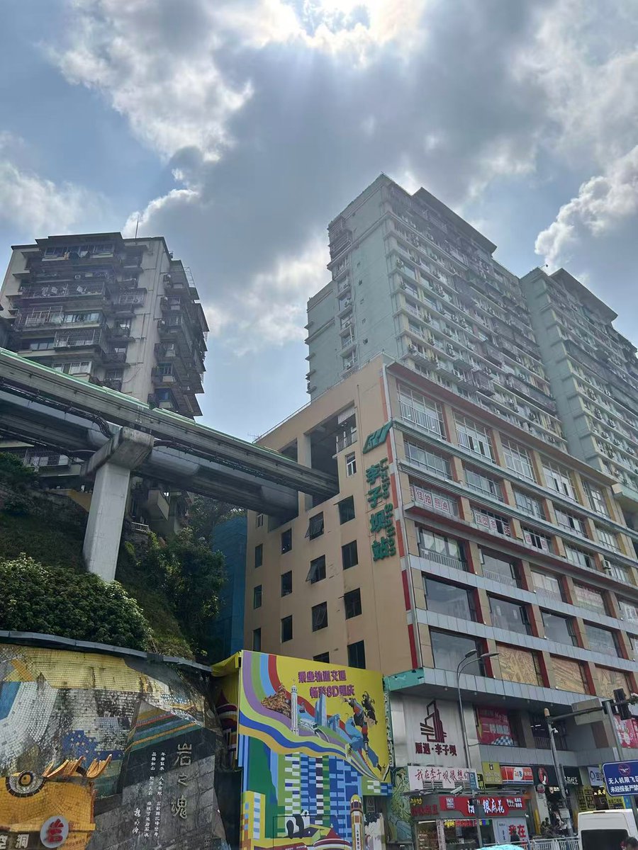StPaulAngoulem's tweet photo. Aujourd’hui nous avons profité une dernière fois de la beauté de Chongqing ce matin. Nous avons profité du panorama de la ville qu’offre la hauteur et avons pu voir le métro aérien qui traverse les habitations. Cet après-midi, nous avons pris le train pour rejoindre Chengdu... https://t.co/2atqEhbsyd