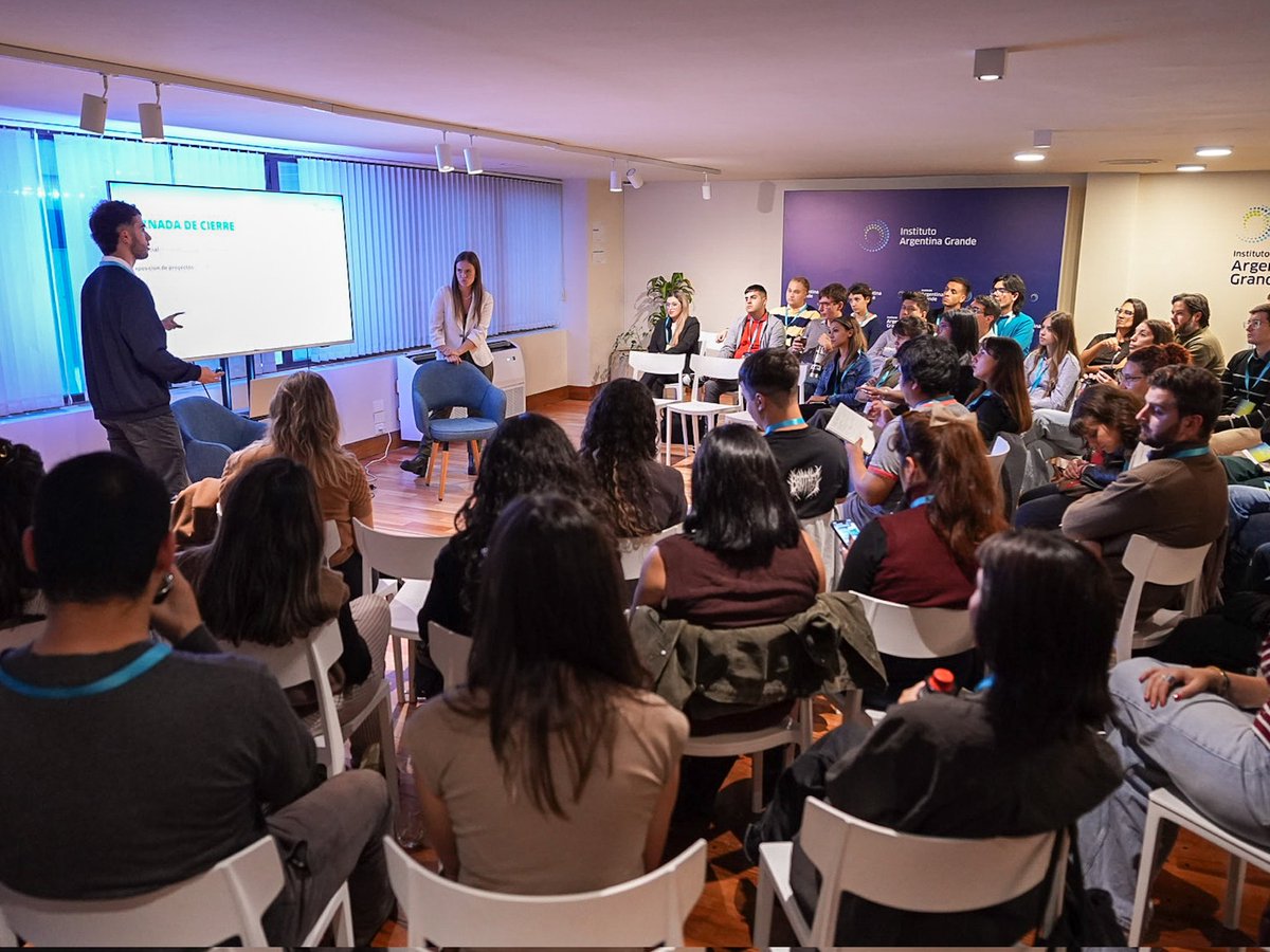 iargentinag's tweet photo. Ayer arrancó la primera edición de nuestra Escuela de Gobierno.

Nos entusiasma encontrarnos con jóvenes con ganas de formarse, hacerse preguntas y pensar el futuro de la Argentina.

¡Esto recién empieza! https://t.co/JNuxiQlxRZ