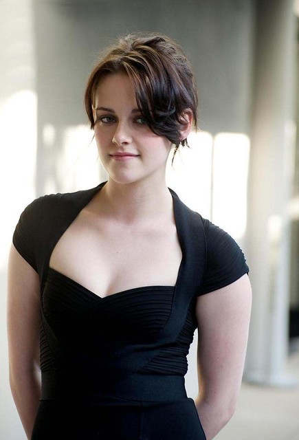 tafpage1's tweet photo. HBD #kristenstewart https://t.co/25NIyQSEYy
