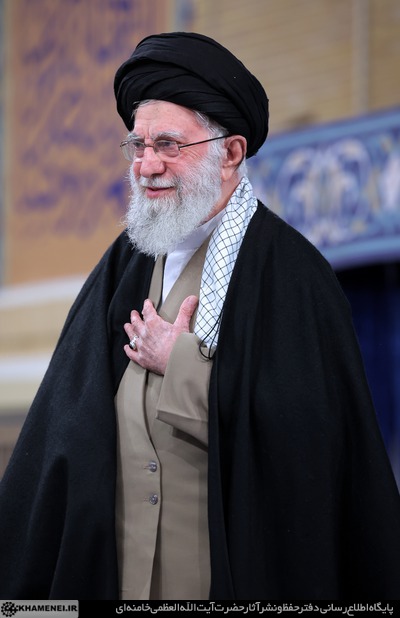 دشمن، با تفرقه افکنی به دنبال ضربه زدن است. ما با اتحاد، او را ناامید می‌کنیم.وبرای پیروزی میجنگیم وخون خواه رهبرمان هستیم هرگزاین روزهاخیابانهارارهانمیکنیم.
#شهید_ایران