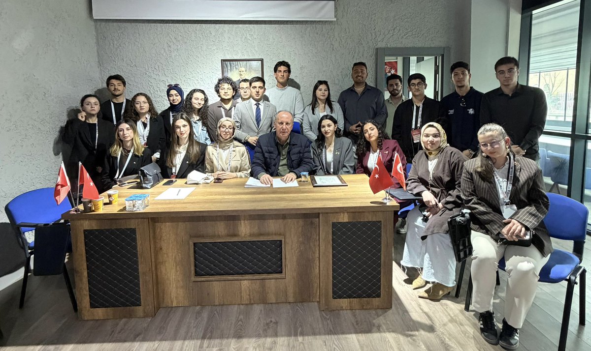 İzmir Katip Çelebi Üniversitesi öğrencileriyle bir araya geldik. Gençlerle bir arada olmak, onlarla sohbet etmek bana yeni bakış açıları kazandırıyor ☺️