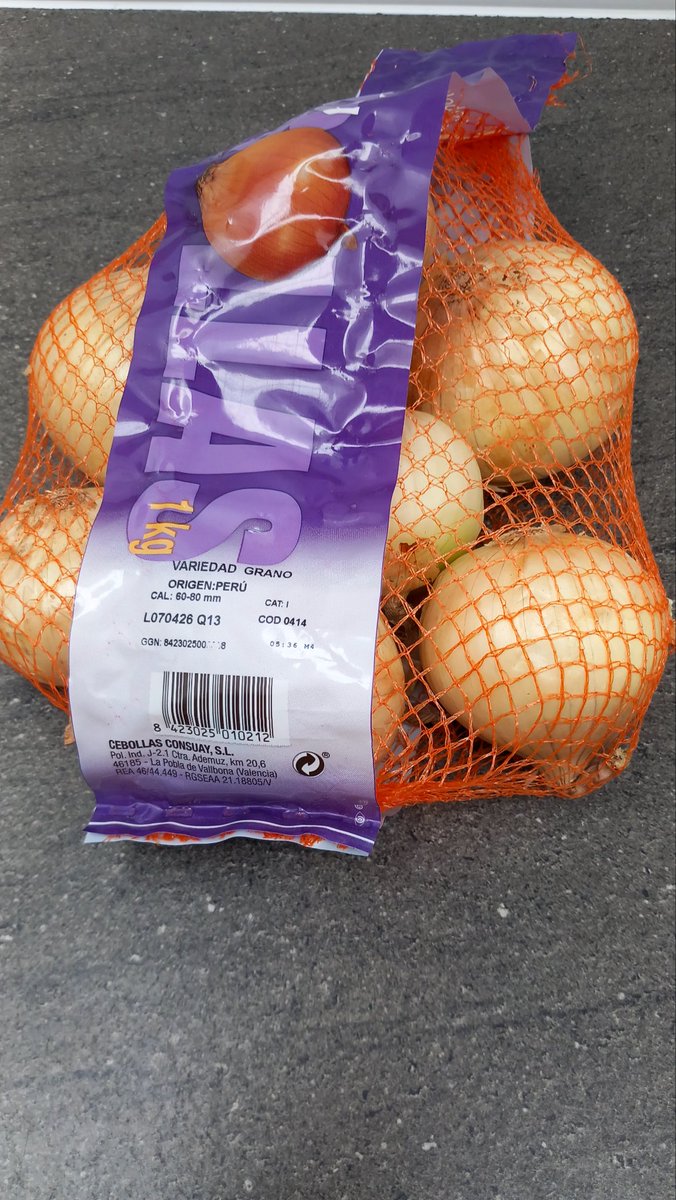 PepGranellTrave's tweet photo. Oye @Consum que en #España no hay #cebollas? 
Con lo arruinados que están muchos #agricultores no las podrían comprar a ellos?😥🥴
1,95 eur/kg es pq vienen de Perú o cómo va eso?
#Twitter #gastrolovers #buenastardes #supermercados #Valencia #castellon #llaurador #agricultura https://t.co/kqVJ6Y2ytx