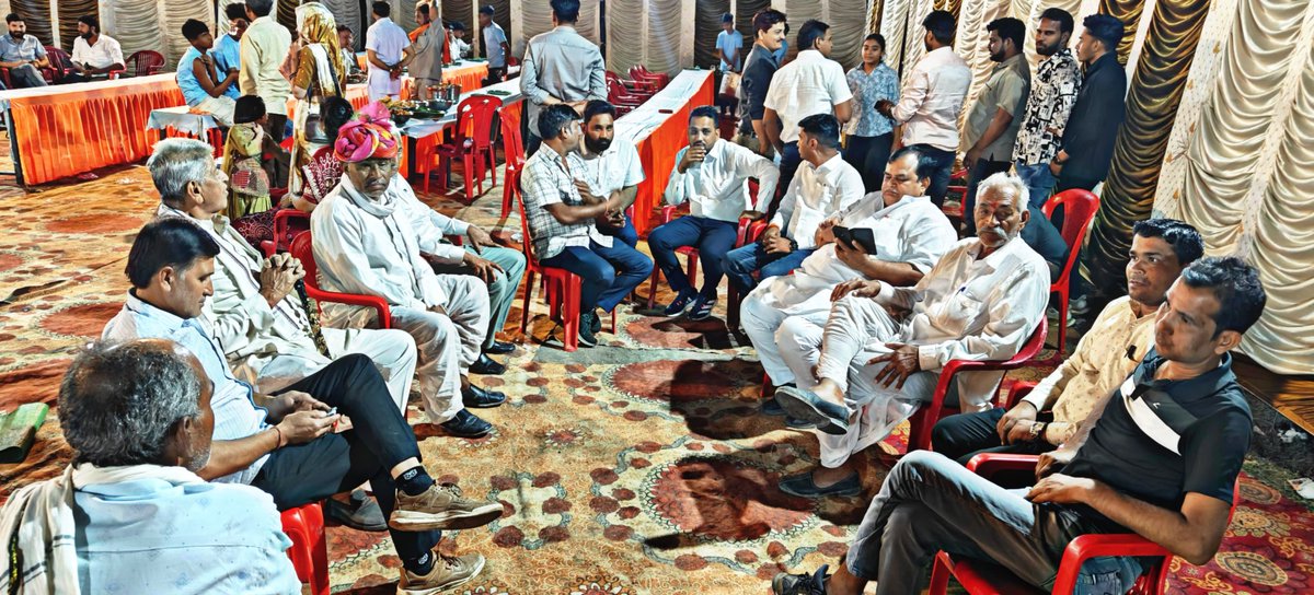 ग्राम सामरबा में श्री रामचंद्र जी मीणा के सुपुत्र विजयराज जी के विवाह समारोह में सम्मिलित होने का सौभाग्य प्राप्त हुआ। इस अवसर पर मिले स्नेह और सम्मान के लिए मैं हृदय से आभारी हूँ।
#सामाजिकसम्मान