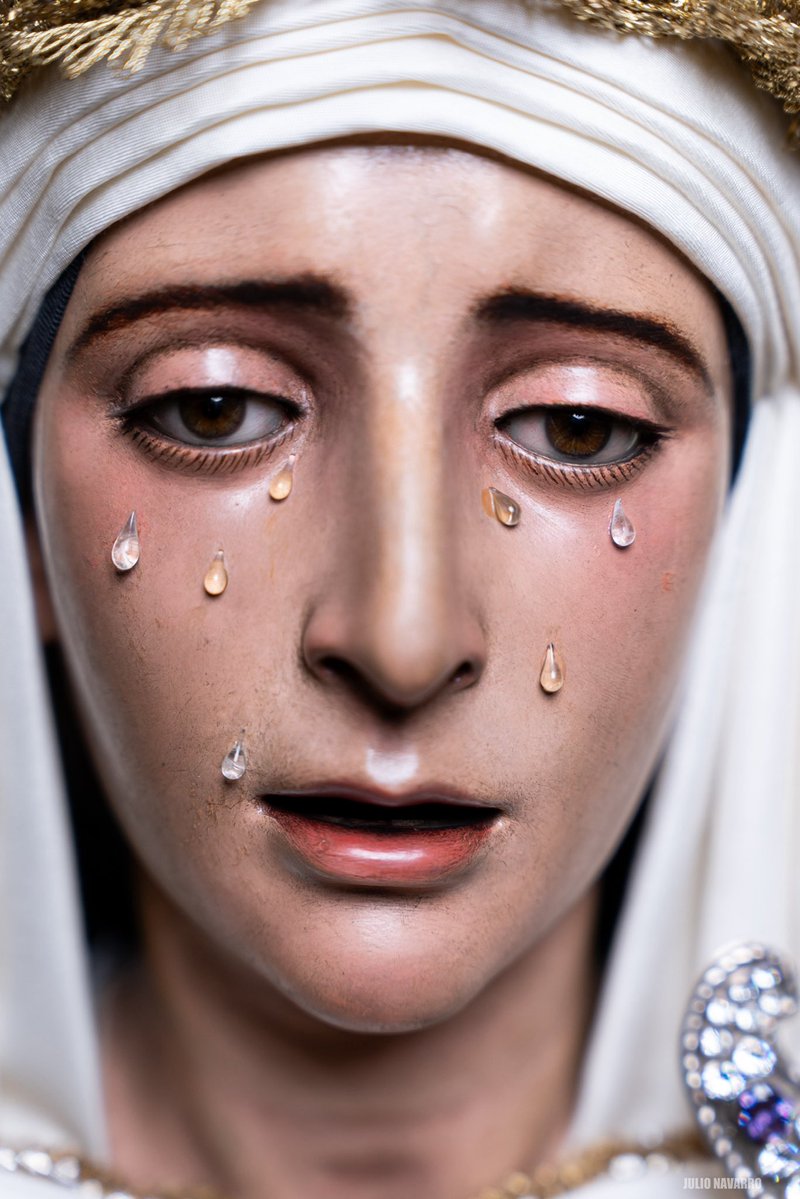 La virgen de los Dolores del Cerro vestida de blanco en el Tiempo Pascual.