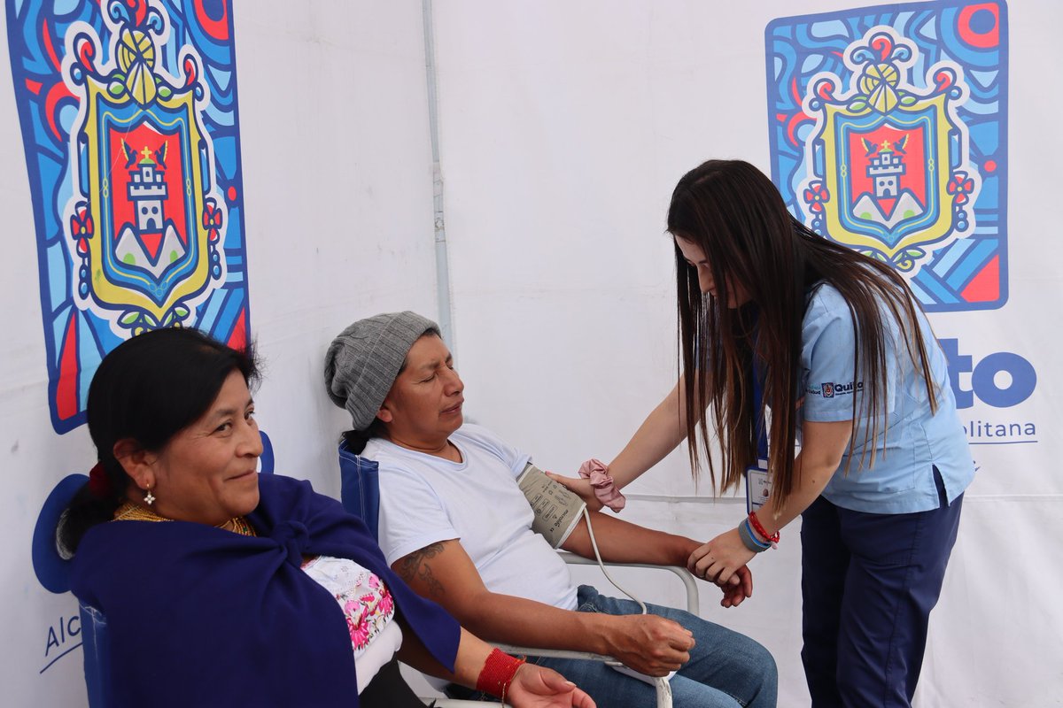 DianaCruzUIO's tweet photo. 🏥 🥼 #QuitoNosCuida | Hoy participamos en la “Caravana Salud Mujer”, una jornada gratuita de promoción y prevención en el Mercado de San Roque.

Brindamos atención y orientación para fortalecer el bienestar de las mujeres y vecinos del sector, con énfasis en el acceso oportuno.

#QuitoRenace #DianaCruz