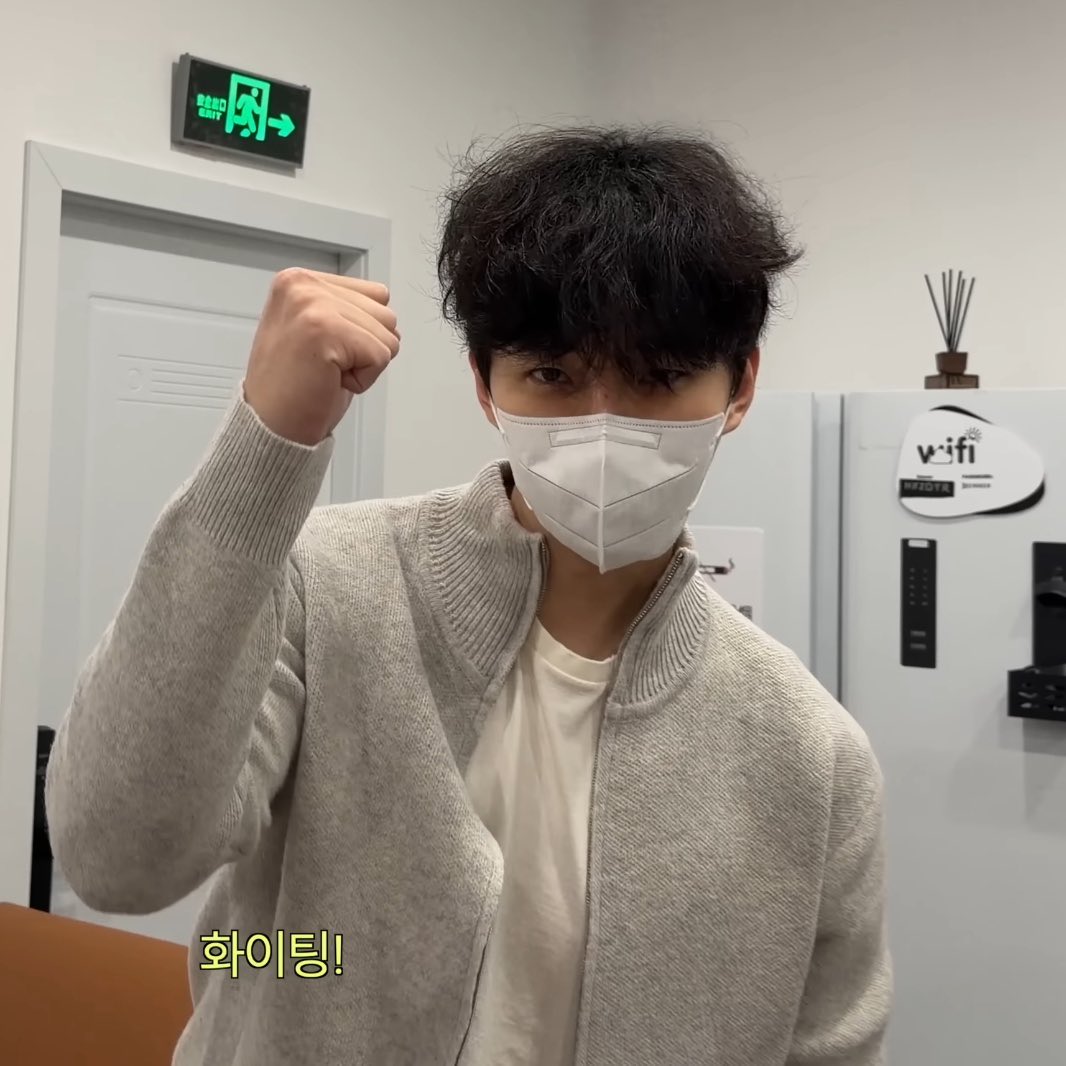Junho mantiene el cabello TAN pulcro que aparece despeinado o con el cabello al natural y ya enloquecemos jagdjahd 💛✨