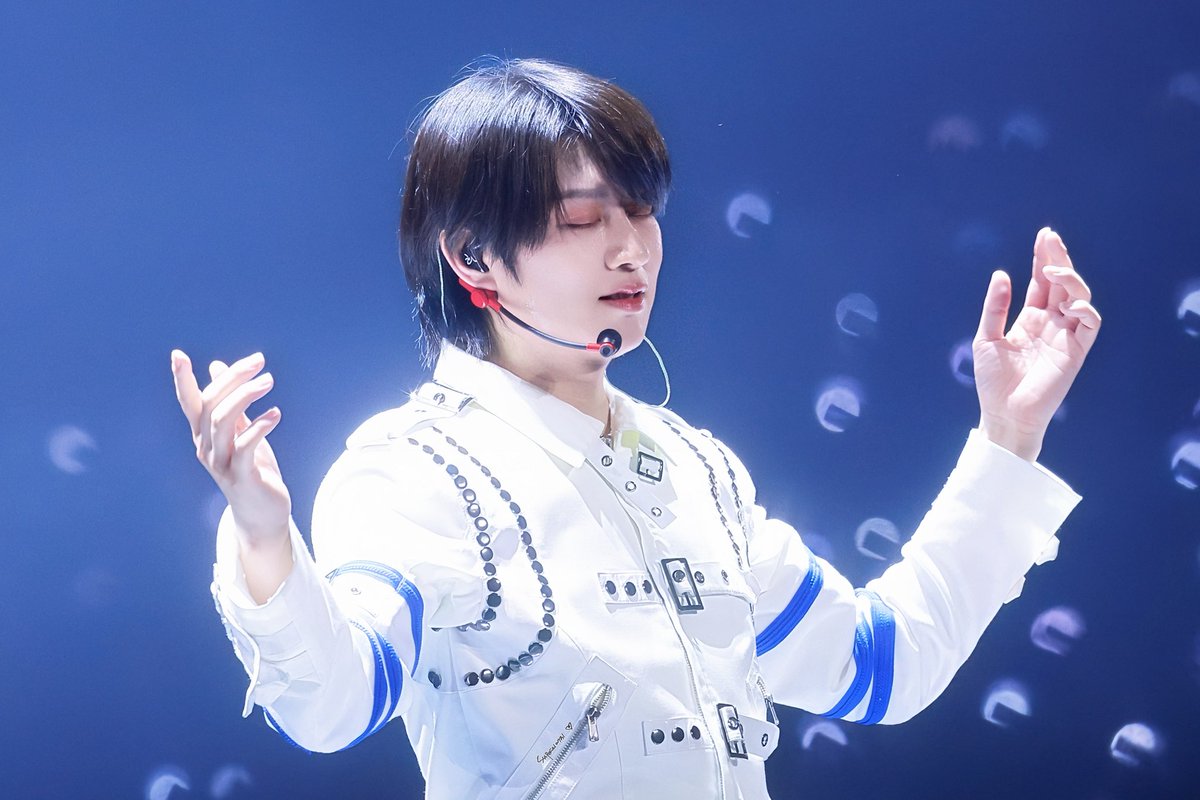 Ssspecial1004's tweet photo. 260403-260405 SJ-CORE IN SEOUL

사랑과무대로 태어난 김희철💙🩵

#heechul #김희철 #金希澈
#슈퍼주니어 #SUPERJUNIOR #SUPERSHOW10 https://t.co/AIT4XKIZMI