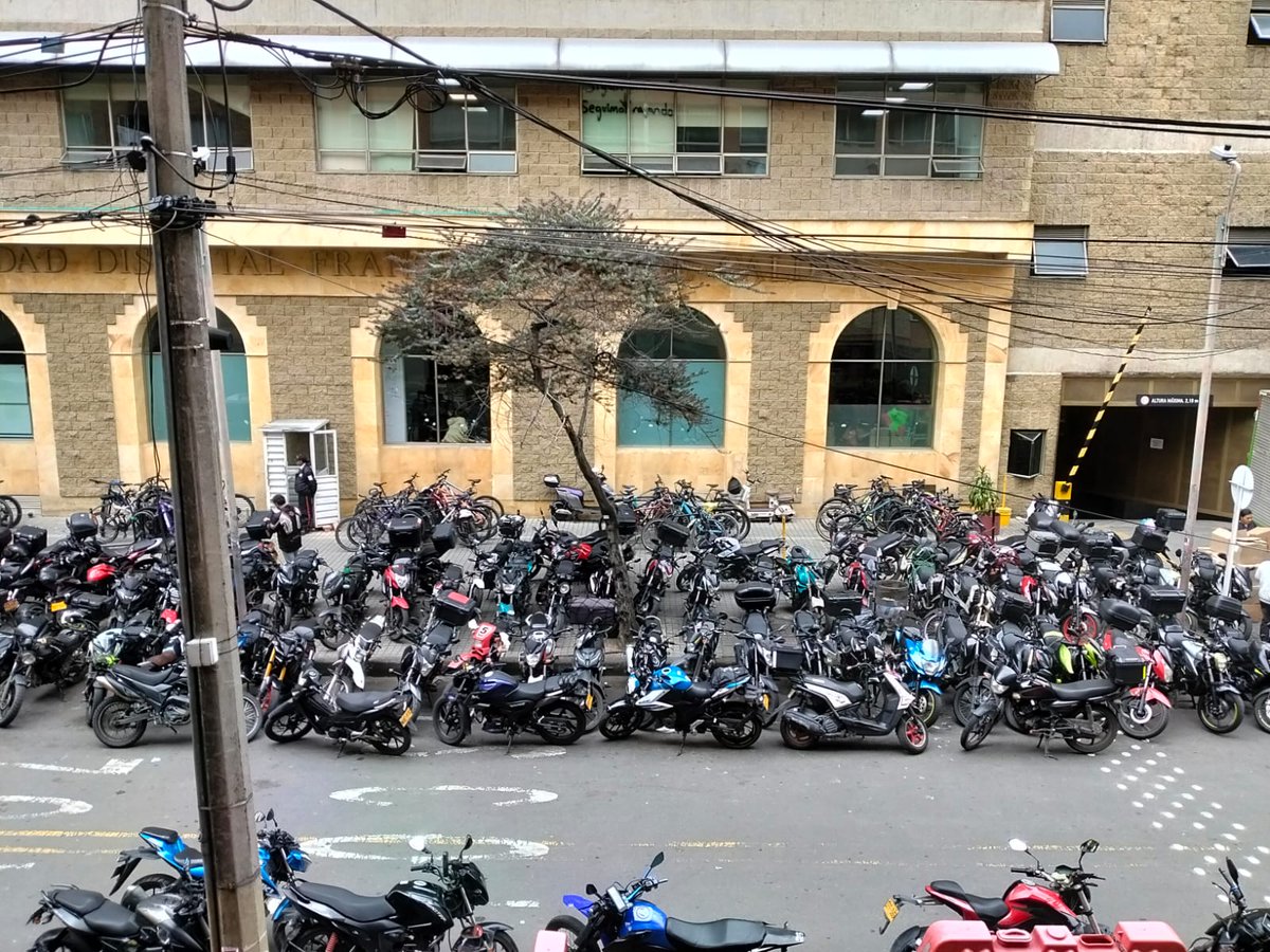 pattyboj's tweet photo. Será que la @udistrital aprueba la invasión del espacio público.
@SectorMovilidad de verdad es imposible que esto pase.
@Citytv @NoticiasRCN @Bogota alguien que nos ayude.
Sector Javeriana Carrera 8va https://t.co/RDJSu8CctY