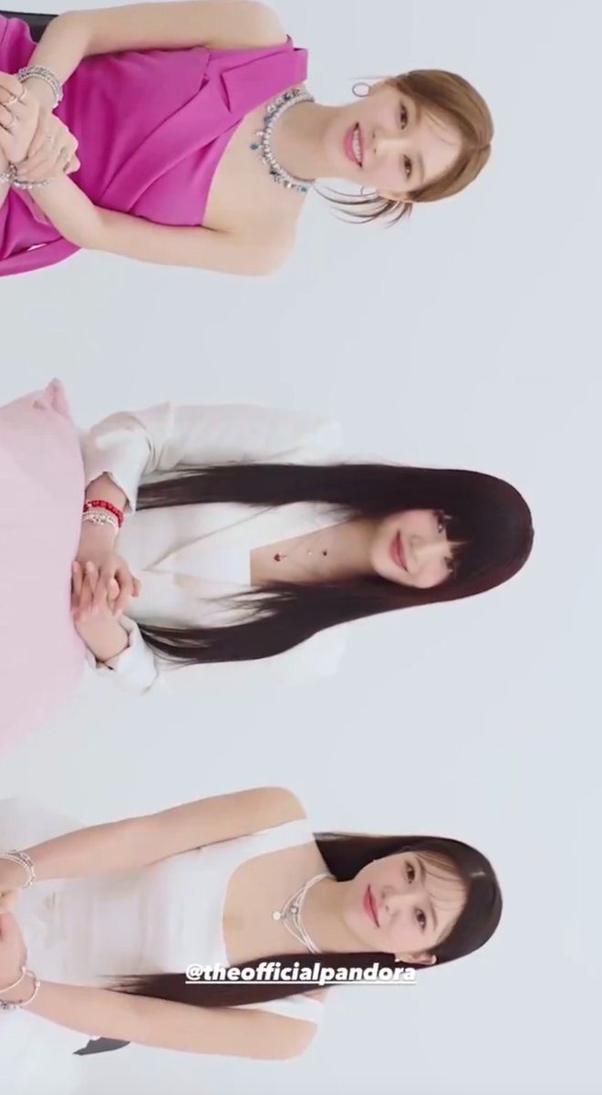 nancehog's tweet image. 誒對耶…這樣對比發現 
溫酒椰根本就是正常訪問（走個流程

🐰🐻完全沒必要曖昧對視+牽手+比心
那…難道是她們自己想做….？？

（超晚的後知後覺🫪