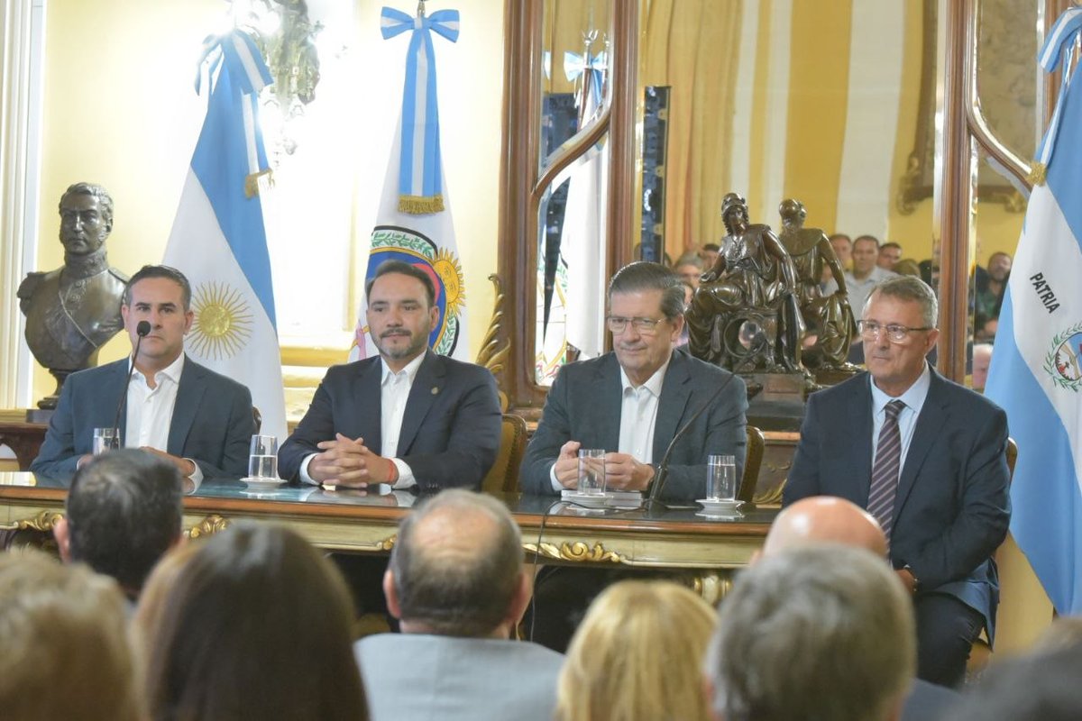 PedroCtes2025's tweet photo. El vicegobernador @PedroBraillardP acompañó al gobernador @JPValdesok en el lanzamiento oficial de los #JuegosCorrentinos2026, competencia deportiva que contará con la participación de miles de deportistas de toda la provincia, incluyendo jóvenes, adultos mayores y paratletas. https://t.co/ycWgXKycYT