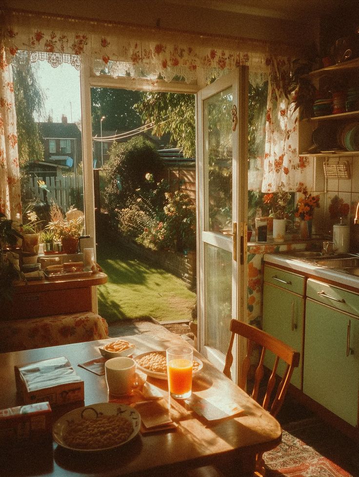 unlovebb's tweet image. #savefranc ft #mantra oneshot

The house is always filled with noise. Instead of causing headaches, the sounds in this house make you feel warm inside. In this small home, there is a deep affection between the parents and their beloved daughter.

Their days are full of laughter