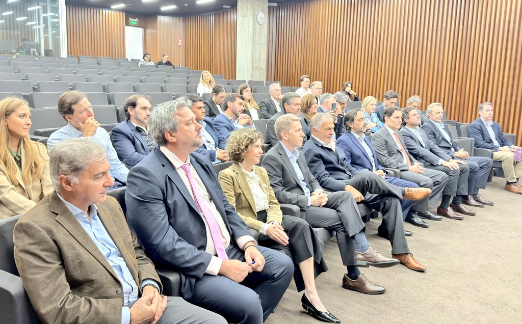 SE ADJUDICÓ LA OBRA DEL BYPASS DE AÑELO

Junto a las empresas operadoras adjudicamos una obra clave: se construirán 51 km de rutas y un nuevo nexo vial que desviará el tránsito pesado del centro de Añelo. Estamos avanzando en un esquema innovador de articulación público-privada.