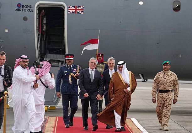 طلب توضيح: مصدر الخبر عن وصول رئيس وزراء بريطانيا إلى البحرين