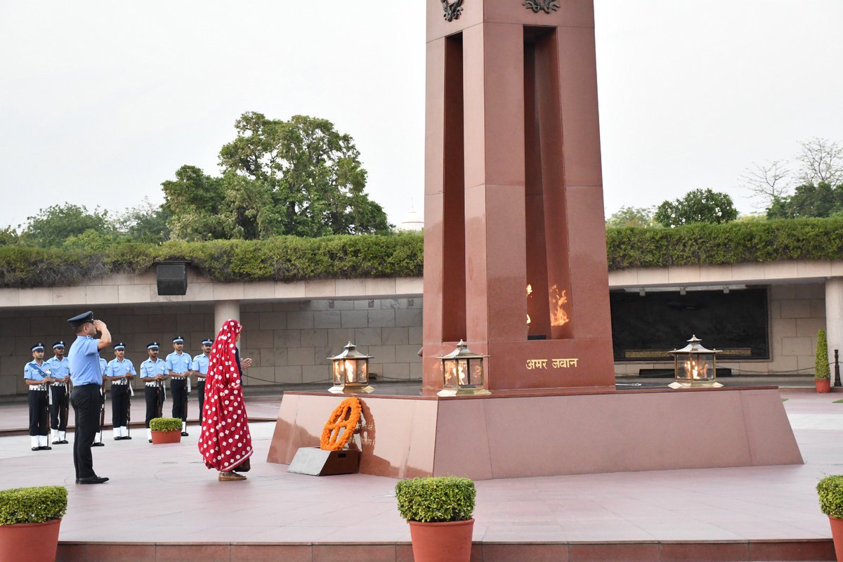 salute2soldier's tweet image. At #NationalWarMemorial, the #NoK Ceremony echoed with the saga of valour and supreme sacrifice of Gdr Hukum Singh Meena, SM, #12GRENADIERS, during #OpRakshak (2007). #VeerNari Mosmi paid solemn homage at #AmarJawanJyoti, her silent resolve inspiring all present.