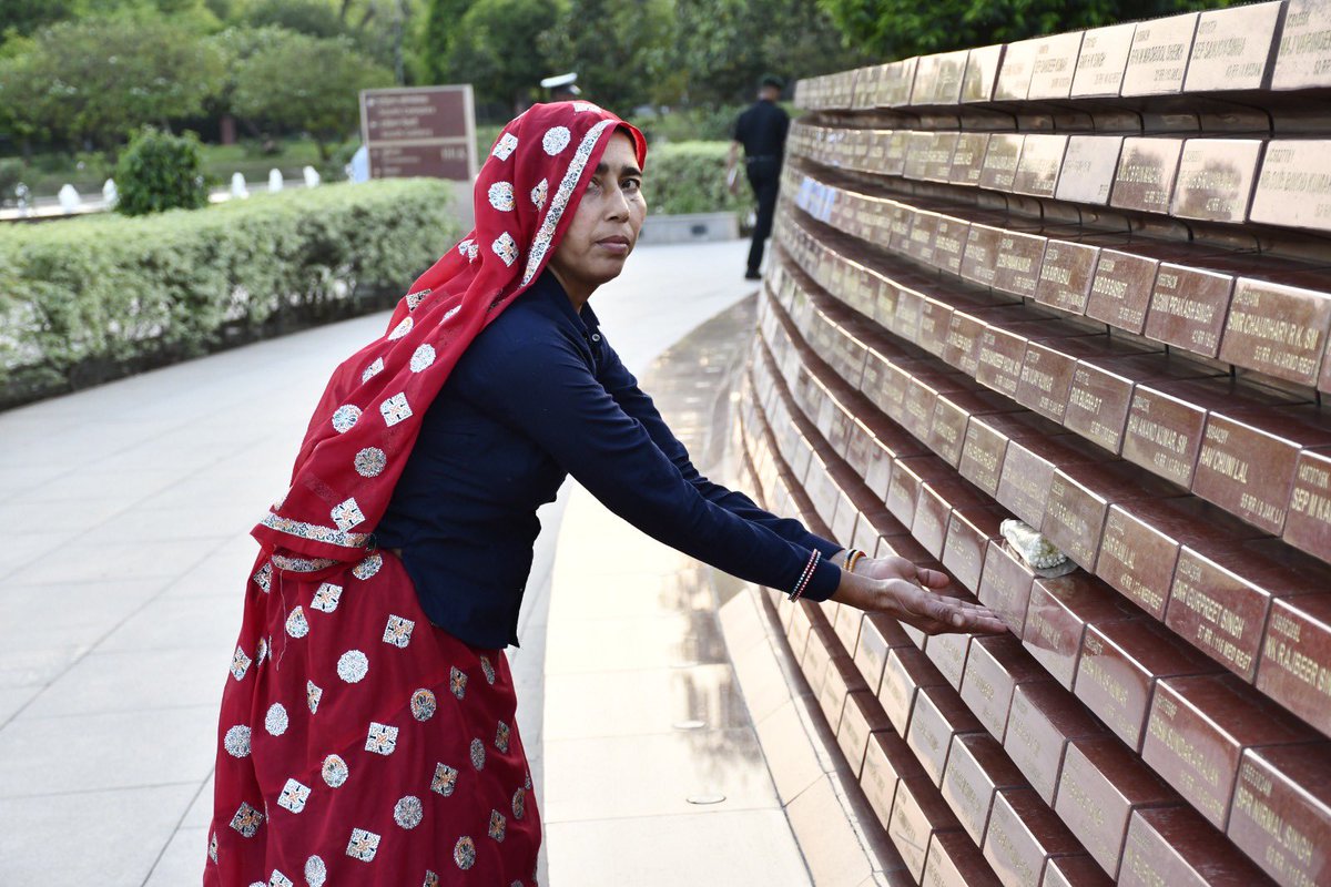 salute2soldier's tweet image. At #NationalWarMemorial, the #NoK Ceremony echoed with the saga of valour and supreme sacrifice of Gdr Hukum Singh Meena, SM, #12GRENADIERS, during #OpRakshak (2007). #VeerNari Mosmi paid solemn homage at #AmarJawanJyoti, her silent resolve inspiring all present.