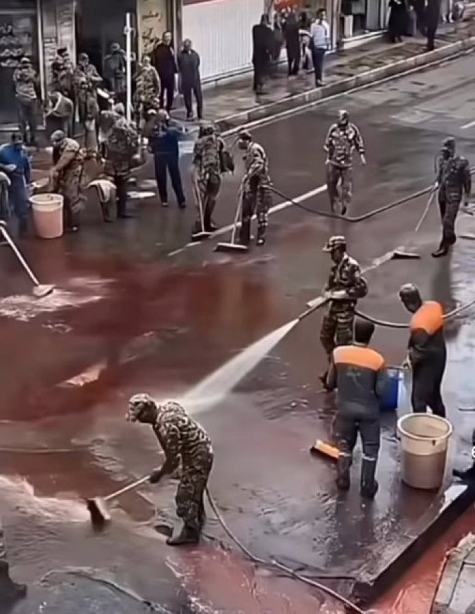 tangata87's tweet photo. @ACOM_es Son las mismas personas hipócritas que ignoran la masacres del pueblo 🇮🇷
Que tal acto de barbarie ocurrió aqui para que corra la sangre de esa manera en la calle? https://t.co/sxQ0JO6zTv